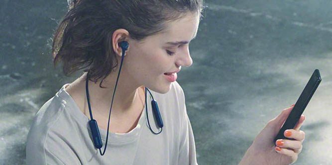 Sony WI-XB400 black wireless in-ear Extra Bass headphones with microphone and USB-C charging cable